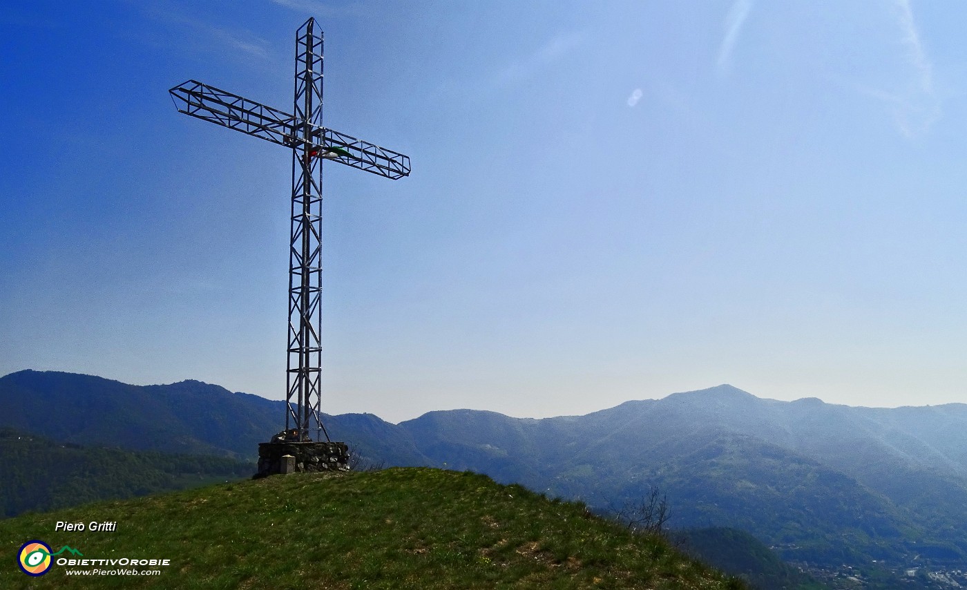 46 Alla croce di vetta del Pizzo di Spino (958 m).JPG -                                